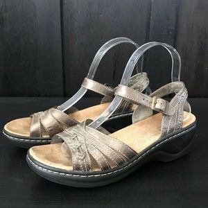 Clark’s bendables sandles. Size 8. EUC. Color Bronze.